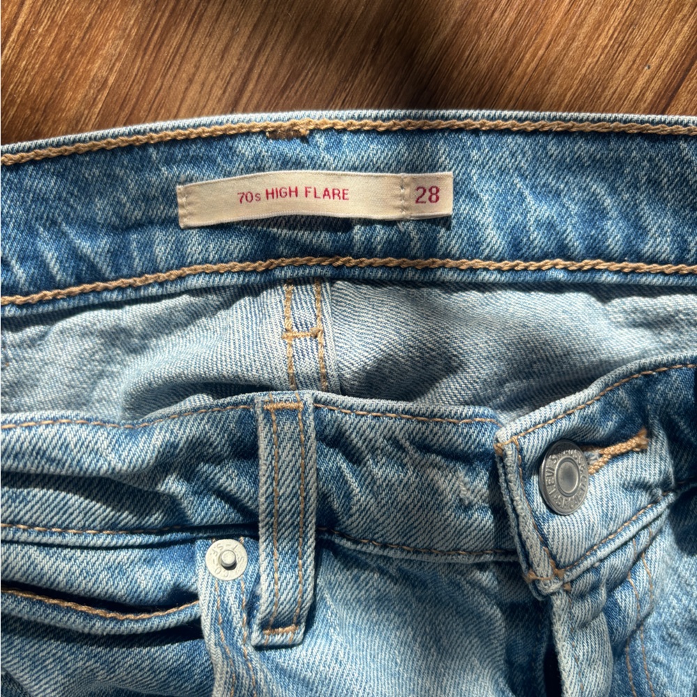 Levis 70s high flare size 28 ✨